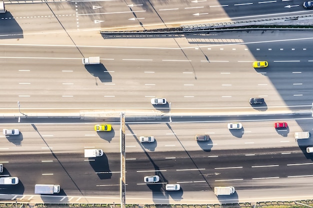 Widok Z Lotu Ptaka Drona Autostrady Z Ruchliwym Ruchem Miejskim W Nowoczesnym Mieście W Słoneczny Dzień.