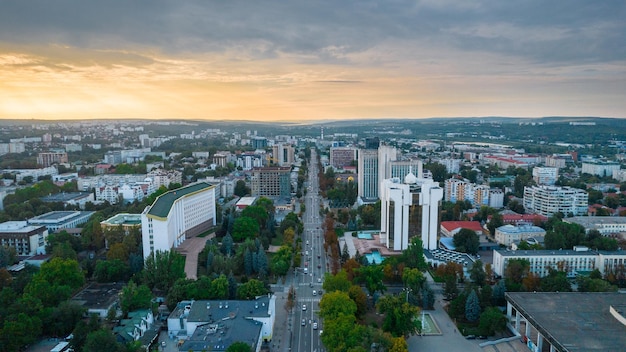 Widok z lotu ptaka drona Kiszyniowa o zachodzie słońca Mołdawia