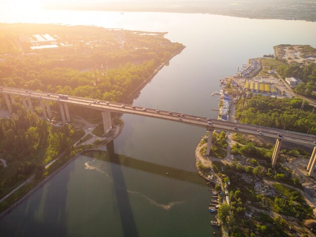 Widok z lotu ptaka drona na most Asparuhov i miasto Warna o zachodzie słońca