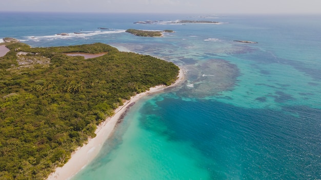 Widok z lotu ptaka drona plaży na wyspie na białym tle Cayo Icacos Puerto Rico. Zdjęcie wysokiej jakości