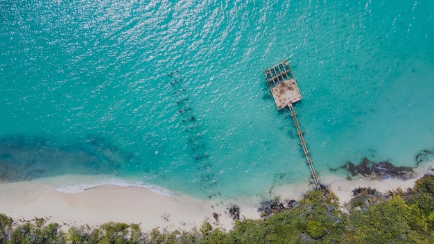 Widok z lotu ptaka drona plaży na wyspie na białym tle Cayo Icacos Puerto Rico. Zdjęcie wysokiej jakości