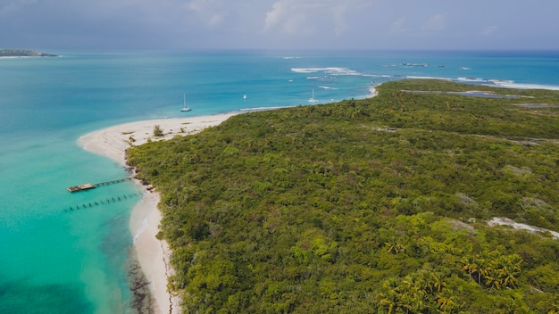 Widok z lotu ptaka drona plaży na wyspie na białym tle Cayo Icacos Puerto Rico. Zdjęcie wysokiej jakości