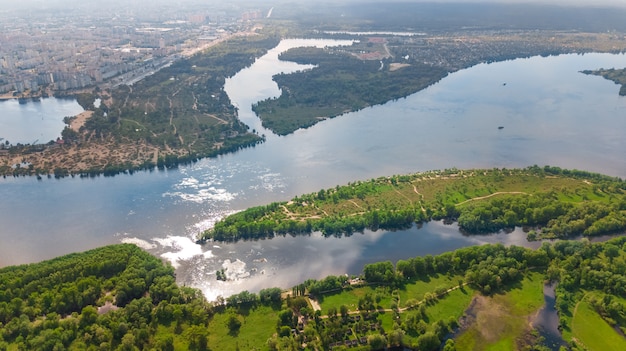 Widok z lotu ptaka drone pejzaż Kijów, Dniepr i Dniestr, zielona wyspa z góry, panoramę miasta Kijów i parki przyrody na wiosnę, Ukraina