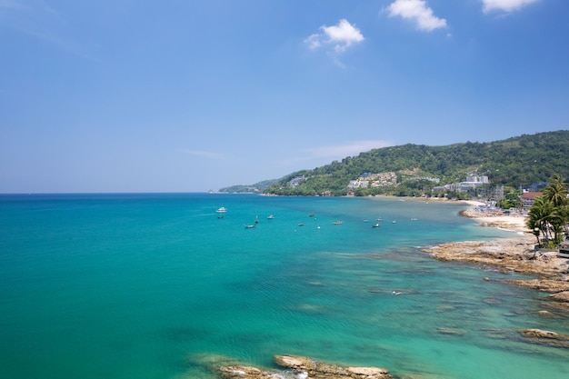 Widok z lotu ptaka Drone strzał Kalim Beach Phuket Tajlandia w 11 marca 2022 Niesamowita plaża piękne morze w Morzu Andamańskim Widok z lotu ptaka Kamera Drone Wysoki kąt widzenia