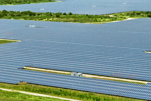 Widok z lotu ptaka dużej zrównoważonej elektrowni z rzędami paneli fotowoltaicznych do produkcji czystej energii elektrycznej Koncepcja odnawialnej energii elektrycznej o zerowej emisji