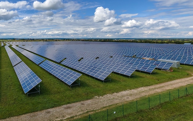 Widok z lotu ptaka dużej zrównoważonej elektrowni z rzędami paneli fotowoltaicznych do produkcji czystej energii elektrycznej Koncepcja odnawialnej energii elektrycznej o zerowej emisji