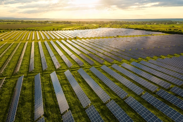 Widok z lotu ptaka dużej zrównoważonej elektrowni z wieloma rzędami paneli fotowoltaicznych do produkcji czystej, ekologicznej energii elektrycznej. Energia odnawialna z koncepcją zerowej emisji.