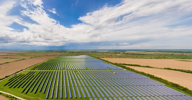 Widok z lotu ptaka dużej zrównoważonej elektrowni z wieloma rzędami paneli fotowoltaicznych do produkcji czystej ekologicznej energii elektrycznej. Energia odnawialna z koncepcją zerowej emisji.