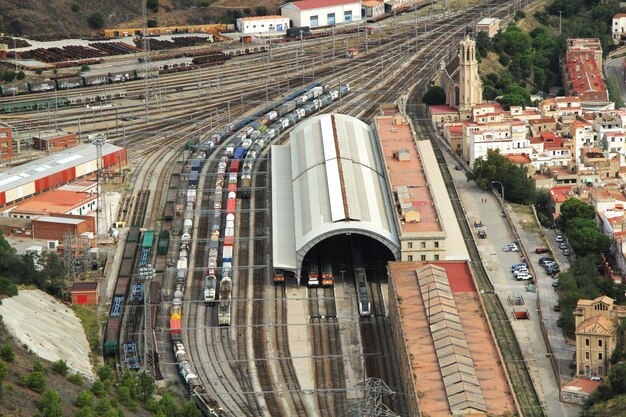 Zdjęcie widok z lotu ptaka dworzec portbou w girona, costa brava, hiszpania