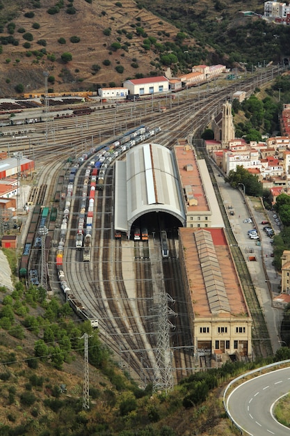 Zdjęcie widok z lotu ptaka dworzec portbou w girona, costa brava, hiszpania