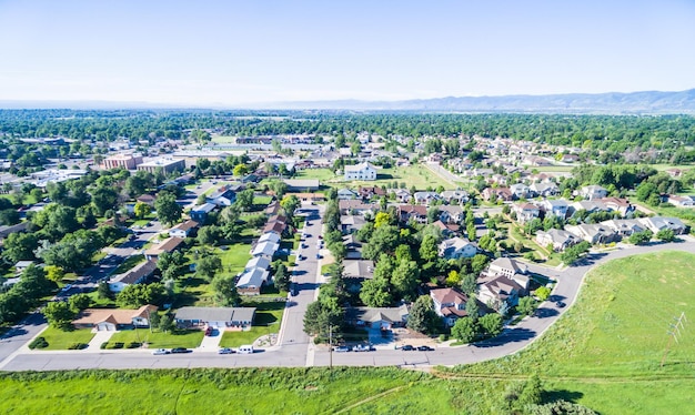 Widok z lotu ptaka dzielnicy mieszkalnej w Lakewood w stanie Kolorado.