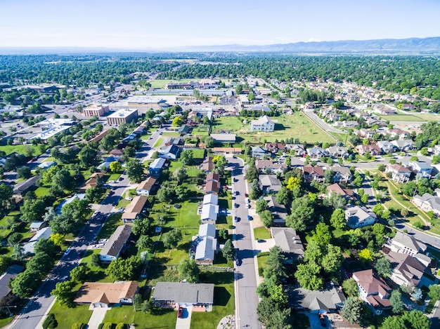 Widok z lotu ptaka dzielnicy mieszkalnej w Lakewood w stanie Kolorado.