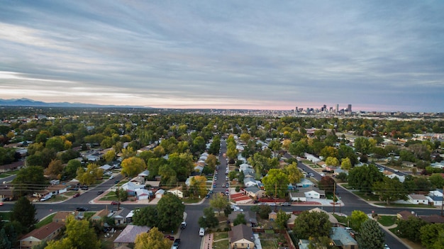 Widok z lotu ptaka dzielnicy mieszkalnej z widokiem na centrum Denver.