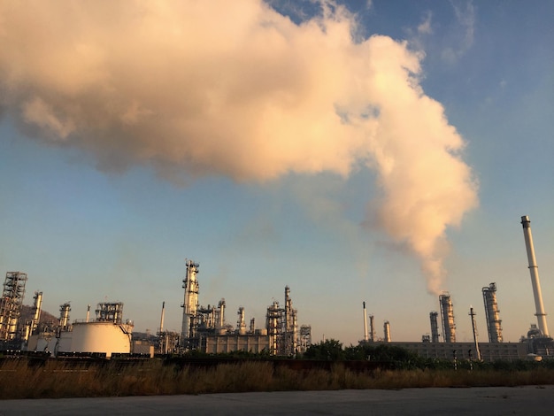 Widok z lotu ptaka elektrowni rafinerii ropy naftowej na tle błękitnego nieba