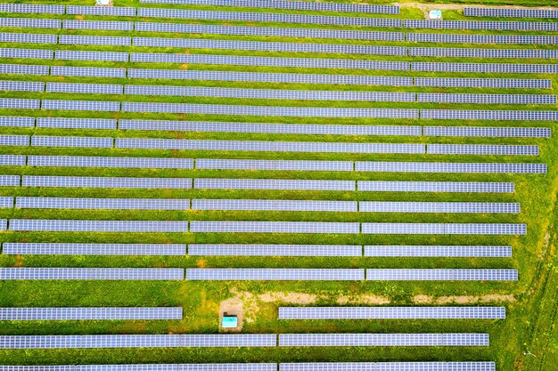 Widok z lotu ptaka elektrowni słonecznej na zielonym polu. Panele elektryczne do wytwarzania czystej energii ekologicznej.