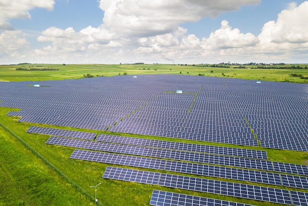 Widok z lotu ptaka elektrowni słonecznej na zielonym polu. Panele elektryczne do wytwarzania czystej energii ekologicznej.