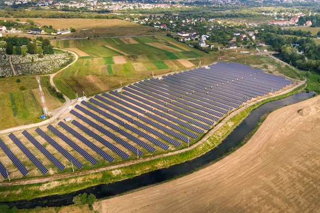 Widok z lotu ptaka elektrowni słonecznej. Panele elektryczne do produkcji czystej energii ekologicznej.