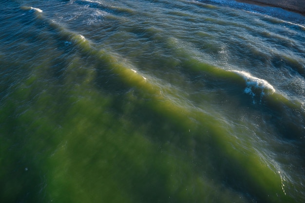 Widok Z Lotu Ptaka Fale Na Piaszczystej Plaży. Fale Morskie Na Pięknej Plaży Widok Z Lotu Ptaka Drone 4k Strzał.