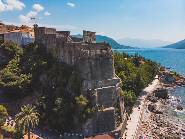 Widok z lotu ptaka forte mare w herceg novi czarnogóra. koncepcja wakacji letnich