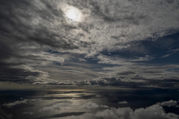 Widok z lotu ptaka Genui przed lądowaniem w pochmurny dzień