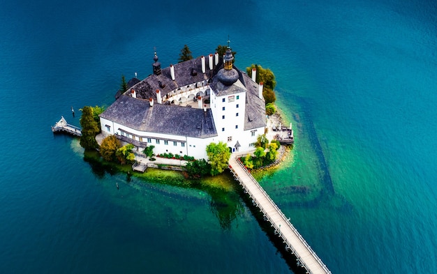 Widok z lotu ptaka Gmunden Schloss z jeziorem Traunsee w Austrii