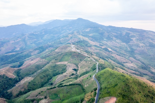 Widok z lotu ptaka górskie ścieżki wiejska droga między miastem w doi chang chiang rai tajlandia