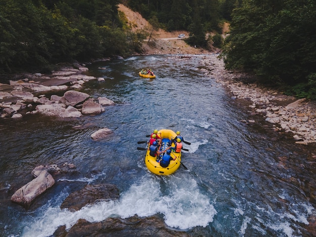 Widok z lotu ptaka górskiej rzeki ludzi rafting w potoku. ekstremalna witalność