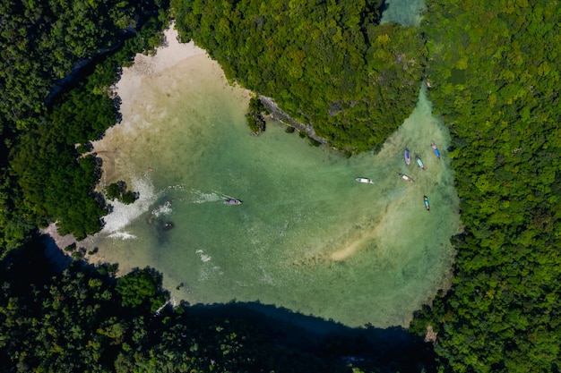 Widok z lotu ptaka góry laguny koh Hong i turystów łodzi