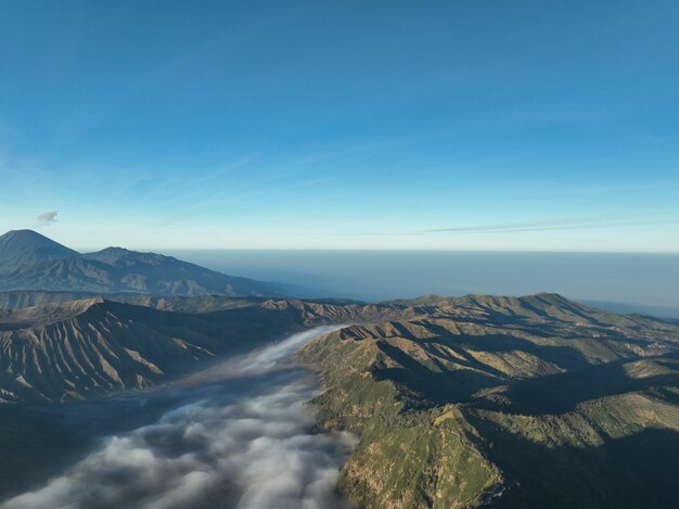 Widok z lotu ptaka Góry na wulkanie Bromo podczas wschodu słońcaPiękne góry Penanjakan w Parku Narodowym Bromo Tengger SemeruWschodnia JawaIndonezjaNatura krajobraz w tle