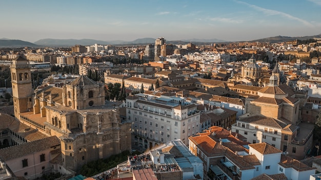 Widok z lotu ptaka Granady przed zachodem słońca. Granada to miasto w regionie Andaluzji w Hiszpanii