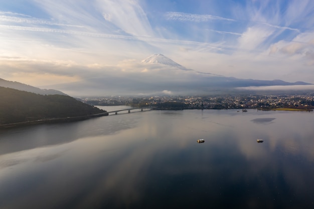 Widok z lotu ptaka Halny Fuji przy Kawaguchi jeziorny Japonia w jesień ranku przy dużą wysokością.