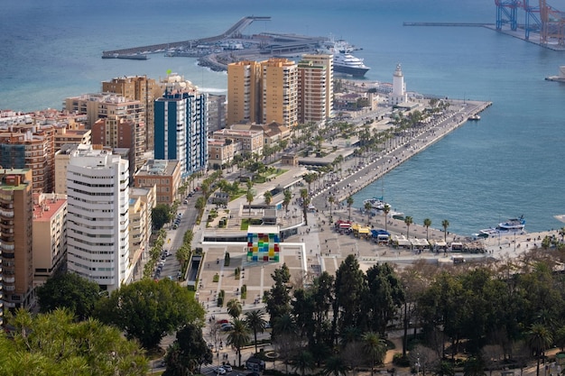 Widok z lotu ptaka i panoramiczny widok na miasto i port w Maladze w Hiszpanii