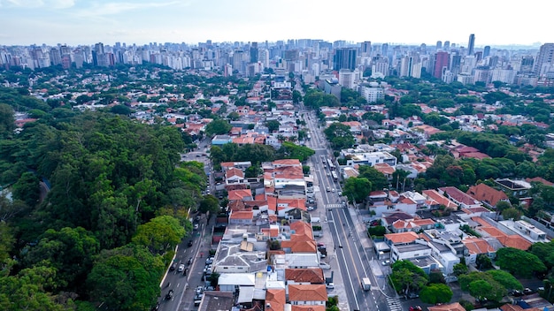 Widok z lotu ptaka Ibirapuera Park w So Paulo, SP. Budynki mieszkalne wokół