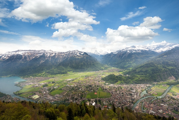 Widok z lotu ptaka Interlaken od punktu widzenia przy Ciężkim Kulm w Interlaken, Bern, Szwajcaria.