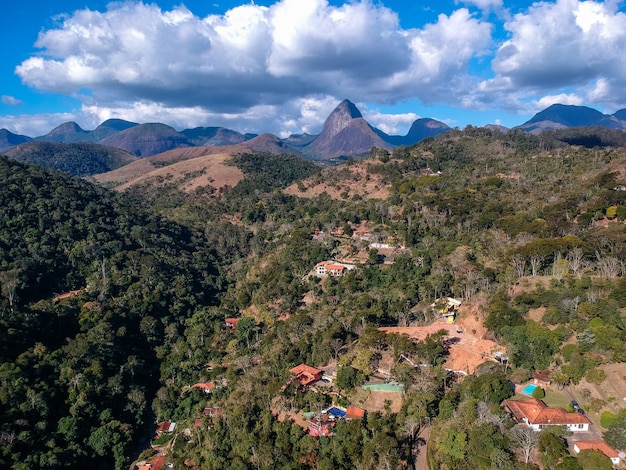 Widok z lotu ptaka itaipava petrpolis górzysty region rio de janeiro brazylia zdjęcie drona