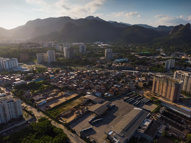 Widok z lotu ptaka Jacaré Pagua w Rio de Janeiro, Brazylia. Budynki mieszkalne i góry w tle. Słoneczny dzień. Zachód słońca. Zdjęcie z drona.