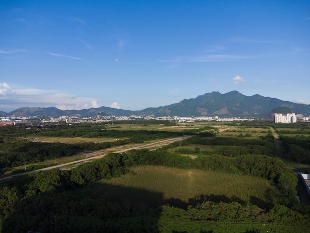 Widok z lotu ptaka Jacaré Pagua w Rio de Janeiro, Brazylia. Budynki mieszkalne i góry w tle. Słoneczny dzień. Zdjęcie drona o zachodzie słońca.