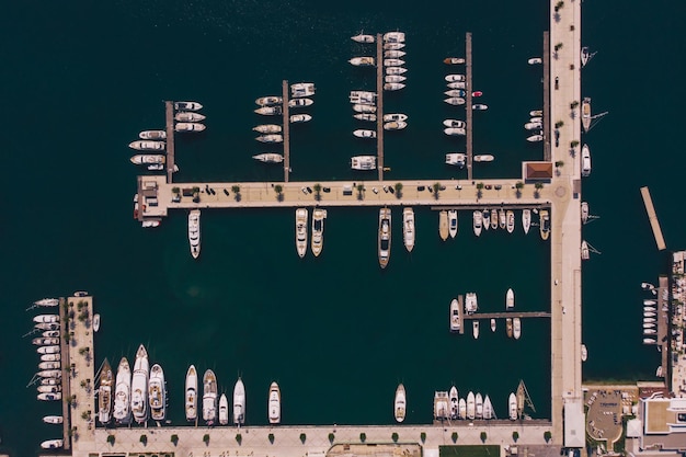 Zdjęcie widok z lotu ptaka jachtów w dokach miasta czarnogóry