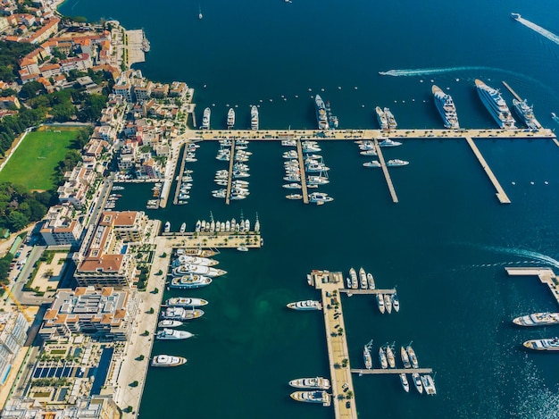 Widok z lotu ptaka jachtów w dokach miasta czarnogóry