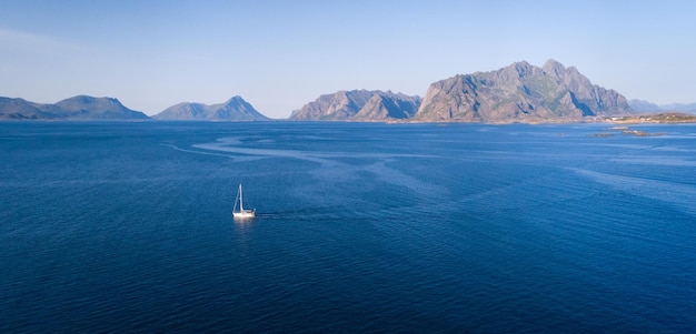 Zdjęcie widok z lotu ptaka jachtu żaglowego w koncepcji podróży wakacje w norwegii