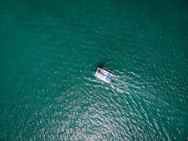 Widok z lotu ptaka jachtu żaglowego w turkusowej wodzie Morza Andamańskiego. Phuket. Tajlandia