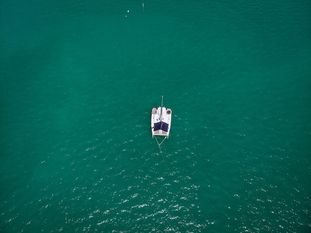 Widok z lotu ptaka jachtu żaglowego w turkusowej wodzie Morza Andamańskiego. Phuket. Tajlandia