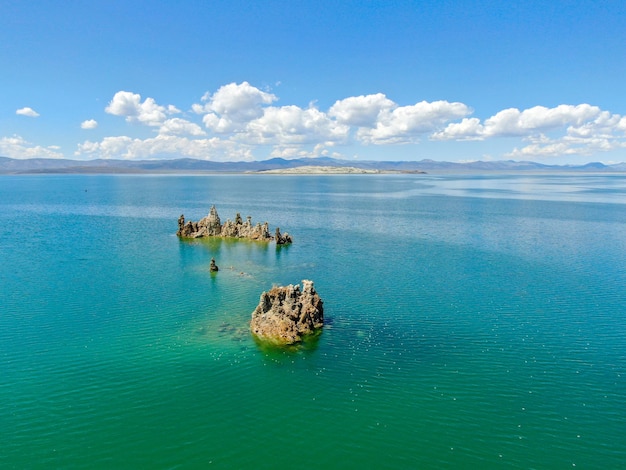 Widok z lotu ptaka Jezioro Mono z formacjami skalnymi tufu w sezonie letnim Mono County California USA