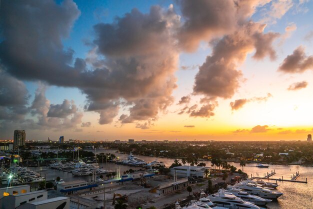 Widok Z Lotu Ptaka Kanałów, Fortu Mieszkaniowego Domów I Linii Horyzontu Przy Zmierzchem Fort Lauderdale