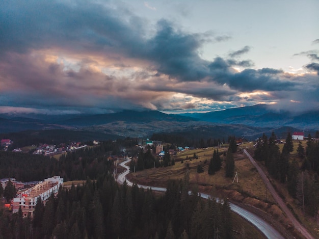 Widok z lotu ptaka Karpat z zachmurzonym niebem. krajobraz