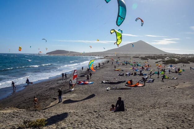 Widok z lotu ptaka Kitesurfingu na falach morza. Kitesurfing, zdjęcia akcji Kiteboarding. Teneryfa Hiszpania.