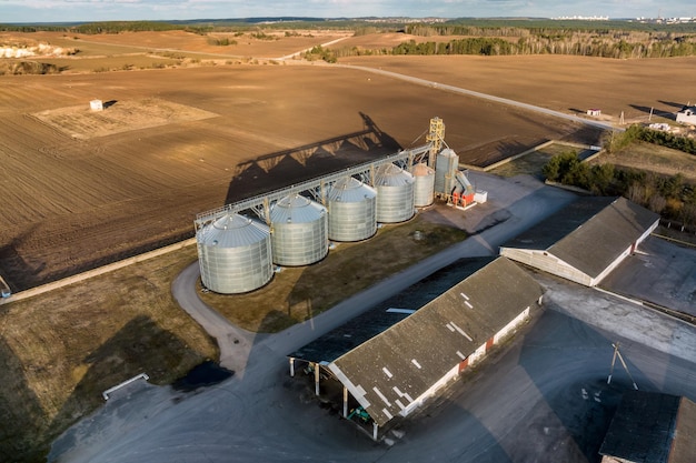 Widok z lotu ptaka kompleksu rolno-przemysłowego z silosami i linią do suszenia ziarna