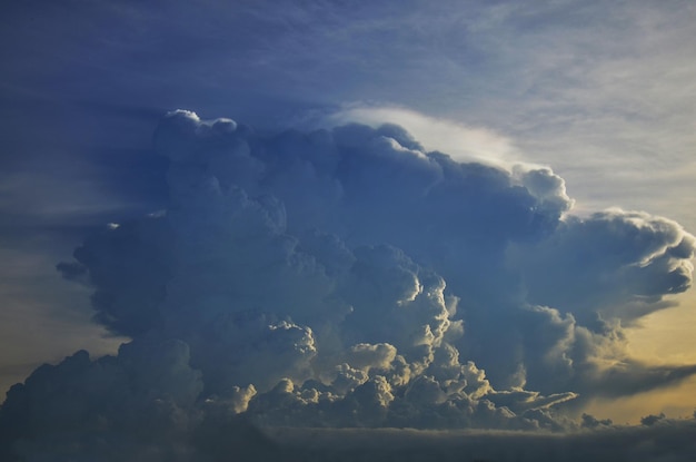 Widok Z Lotu Ptaka Krajobraz Cloudscape Błękitnego Nieba I Pięknych Chmur Z Oświetleniem Promienia Zmierzchu światła Słonecznego W Zmierzchu Wieczorem W Nonthaburi Wsi Wiejskiej W Bangkoku W Tajlandii