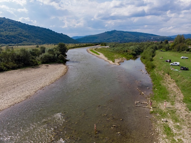 Widok Z Lotu Ptaka Krajobraz Gór Z Rzeką I Chmurami