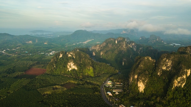 widok z lotu ptaka krajobraz góra w Krabi Tajlandia